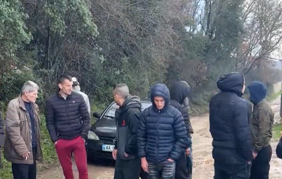 Banor&euml;t e fshatit Varibop dalin n&euml; protest&euml;: K&euml;rkojm&euml;