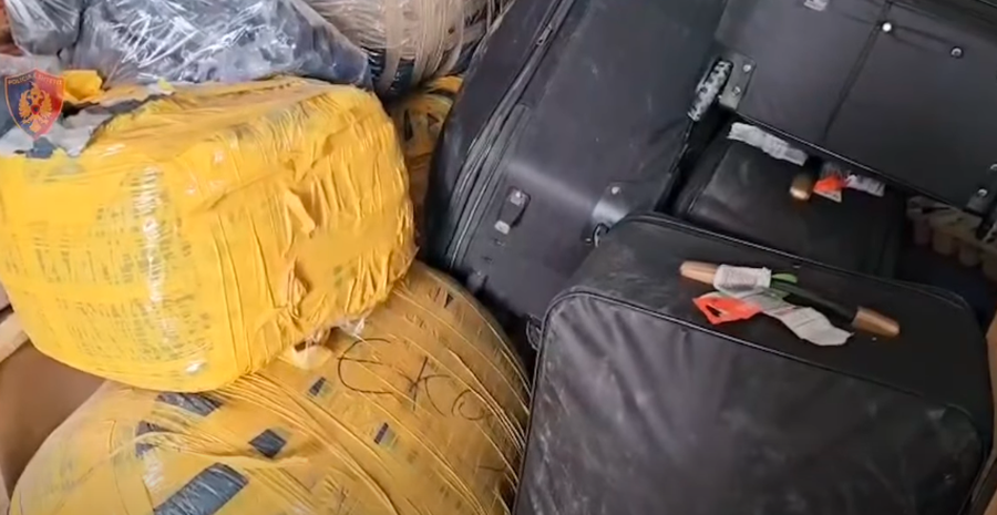 Veshjet kontrabandë nga Turqia shiteshin në Tiranë pa paguar