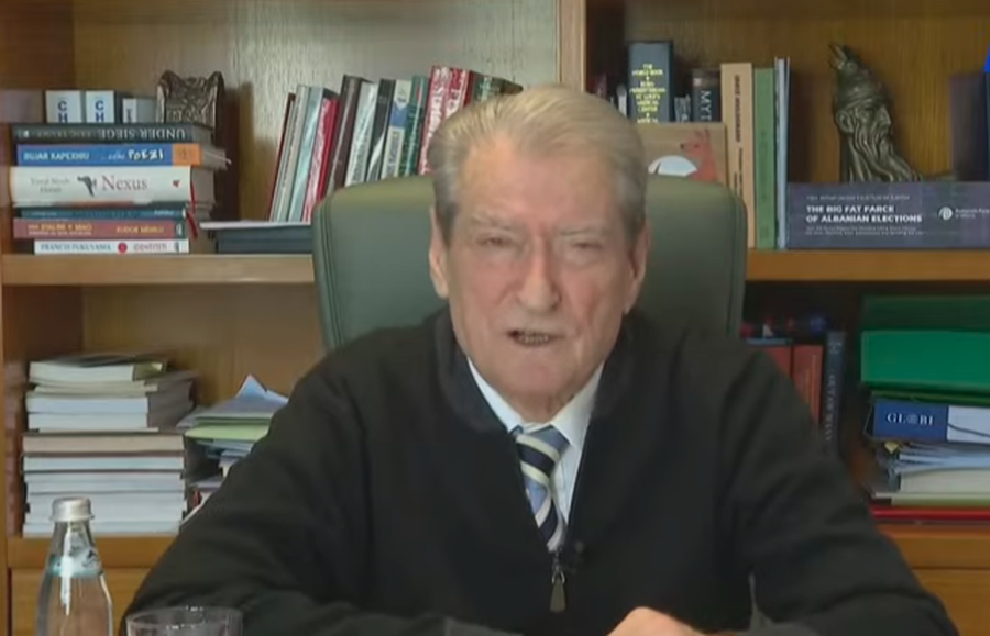 ''Pseudointelektual&euml;'', Berisha shp&euml;rthen ndaj