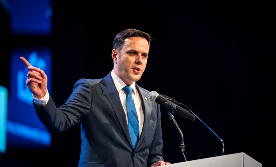 "&Ccedil;far&euml; d&euml;shironi t&euml; b&euml;ni me mua?", humbi