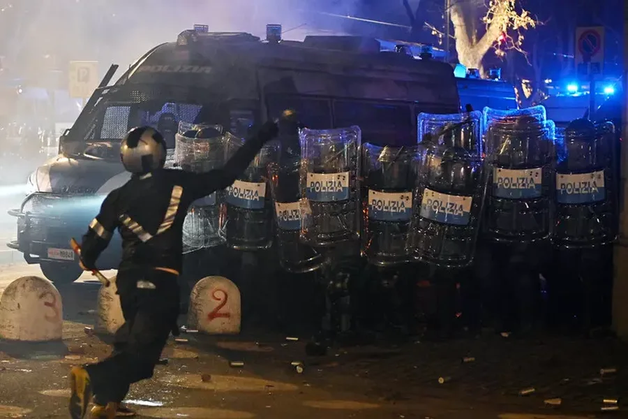 Protestuesit godasin me shkopinj dhe &ccedil;eki&ccedil; policin&euml; n&euml;