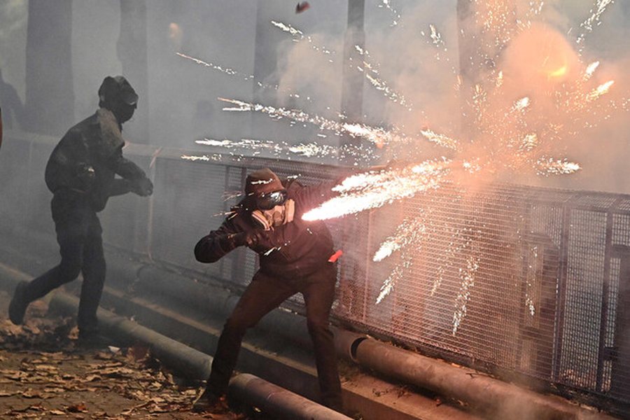 Protestuesit godasin me shkopinj dhe &ccedil;eki&ccedil; policin&euml; n&euml;