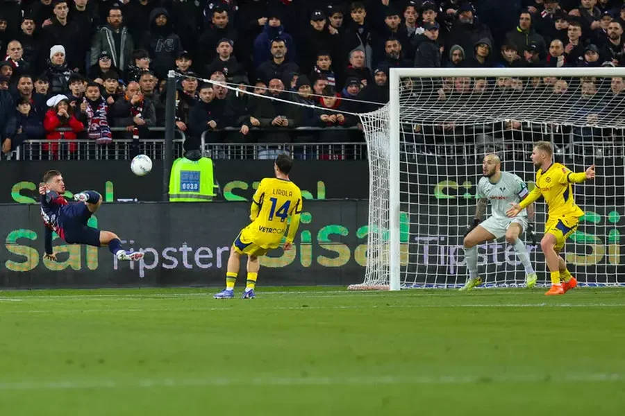 Cagliari fest&euml; golash, fundos Veron&euml;n 4-0
