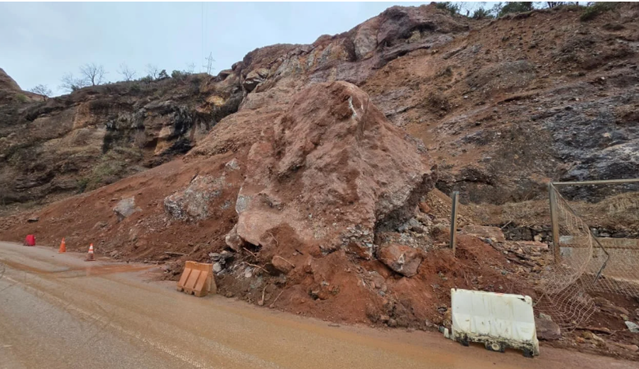Guri i madh ka bllokuar rrug&euml;n, edhe sot problematika n&euml; rrug&euml;n