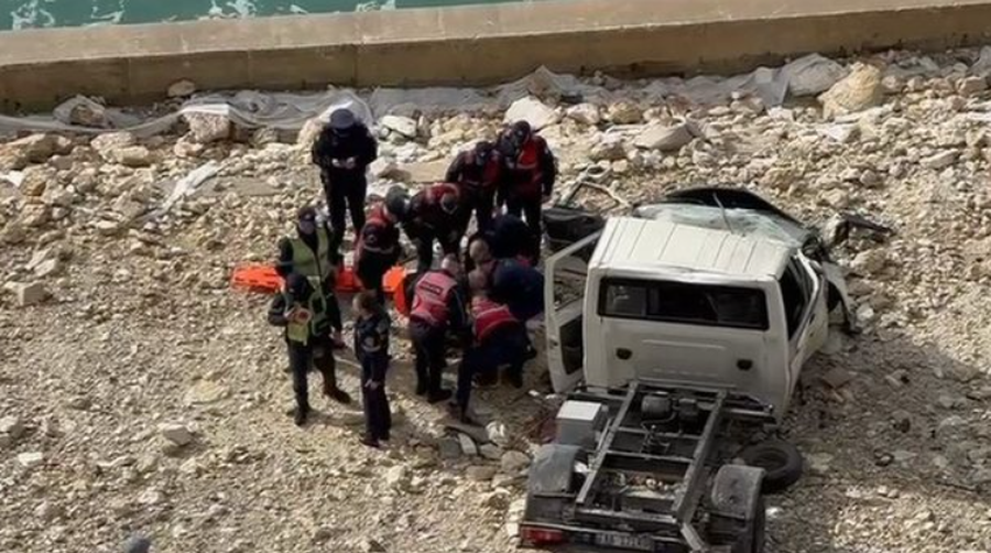 Aksident i frikshëm në Vlorë, kamionçina thyen barrierat