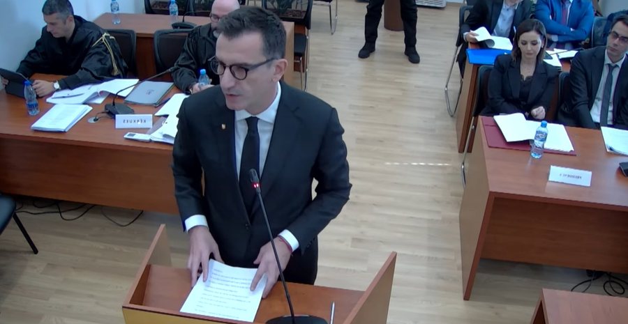 Mbrojtja e Veliajt 'shp&euml;rthen' ndaj gjykat&euml;s: Proces i