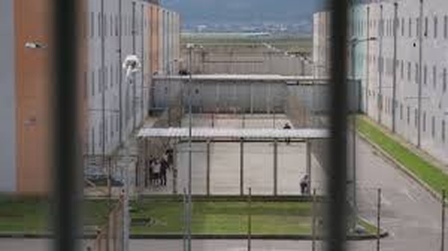 EMRI/ Tentoi t&euml; fuste kokain&euml; n&euml; burgun e Fierit duke e fshehu