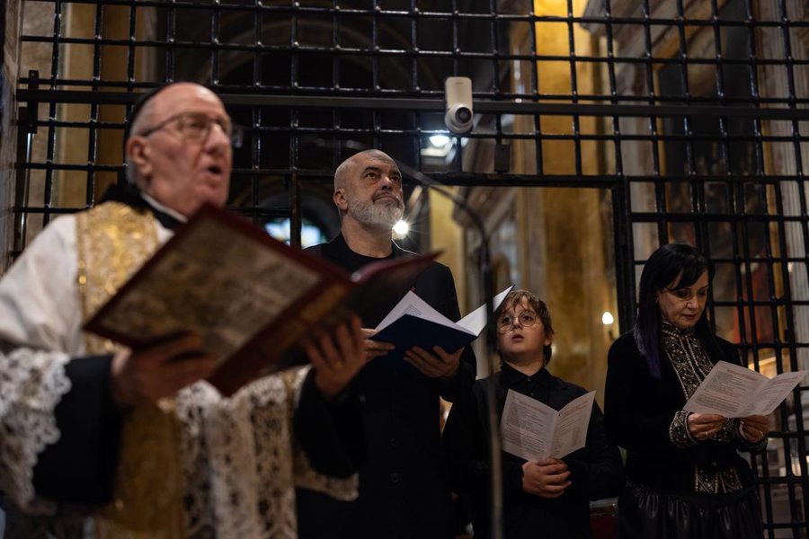 Vizita n&euml; Vatikan/ Rama n&euml; bazilik&euml;n e shenjt&euml;: Asnj&euml;