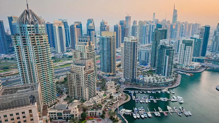 Dubai do t&euml; nd&euml;rtoj&euml; nj&euml; rrug&euml; t&euml; mbuluar me ar