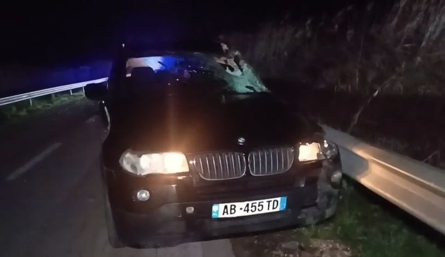 Aksident i pazakont&euml; n&euml; Tri Urat&ndash;Lushnje: BMW p&euml;rplaset me