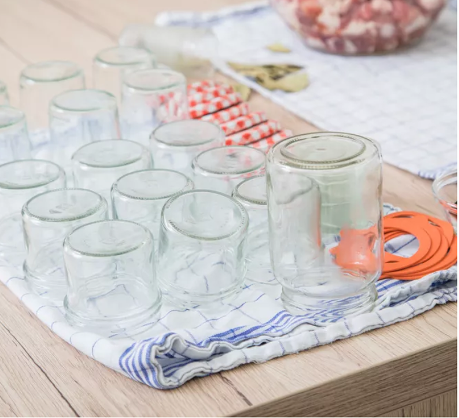 Si t&rsquo;i sterilizoni si&ccedil; duhet kavanoz&euml;t n&euml; sht&euml;pi.