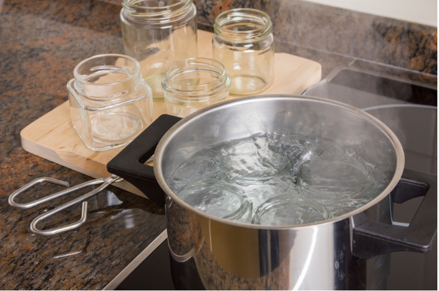 Si t&rsquo;i sterilizoni si&ccedil; duhet kavanoz&euml;t n&euml; sht&euml;pi.