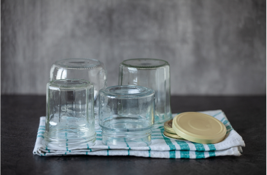 Si t&rsquo;i sterilizoni si&ccedil; duhet kavanoz&euml;t n&euml; sht&euml;pi.