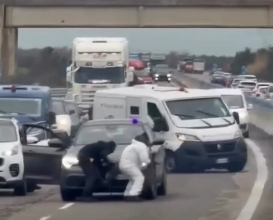 Momente paniku n&euml; Itali, grabit&euml;sit bllokojn&euml; autostrad&euml;n