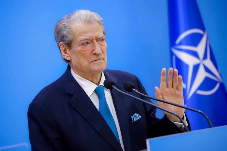 E kritikuan se nuk i mb&euml;shteti n&euml; protest&euml;n kund&euml;r Ulajt,