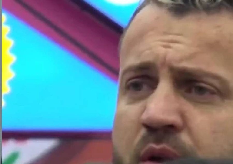 VIDEO/ Karaoke n&euml; sht&euml;pin&euml; e BBVA, Luiz Ejlli p&euml;rlotet teksa