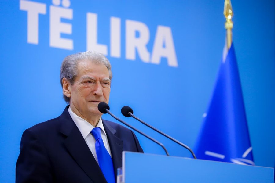 Protesta e PD-s&euml;, mbi 1000 efektiv&euml; zbresin n&euml; terren! Ambasada e