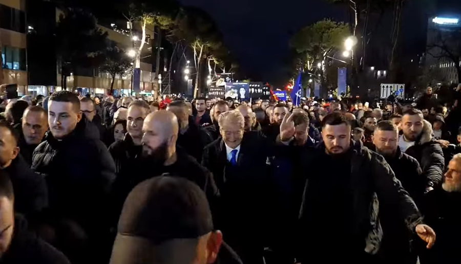 Nis protesta e PD, Berisha u bashkohet mij&euml;ra protestuesve t&euml; mbledhur