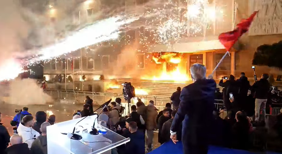 P&euml;rs&euml;ritet skenari, Berisha tund flamurin, kryeministria sulmohet me