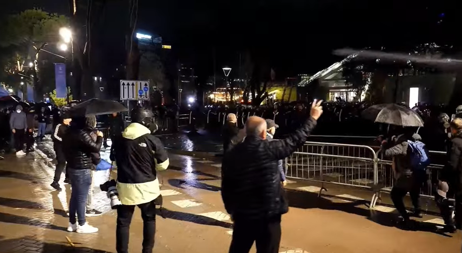 P&euml;rplasje me policin&euml;, protestuesit dhe deputet&euml;t e PD zhvendosen