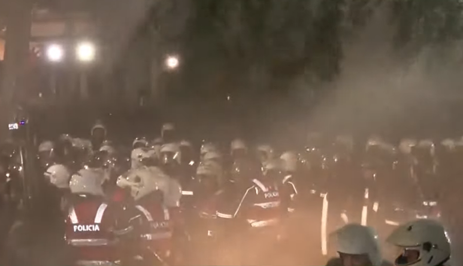 Deputet&euml;t e PD po mbanin deklarat&euml;, policia ju hedh uj&euml; dhe gaz