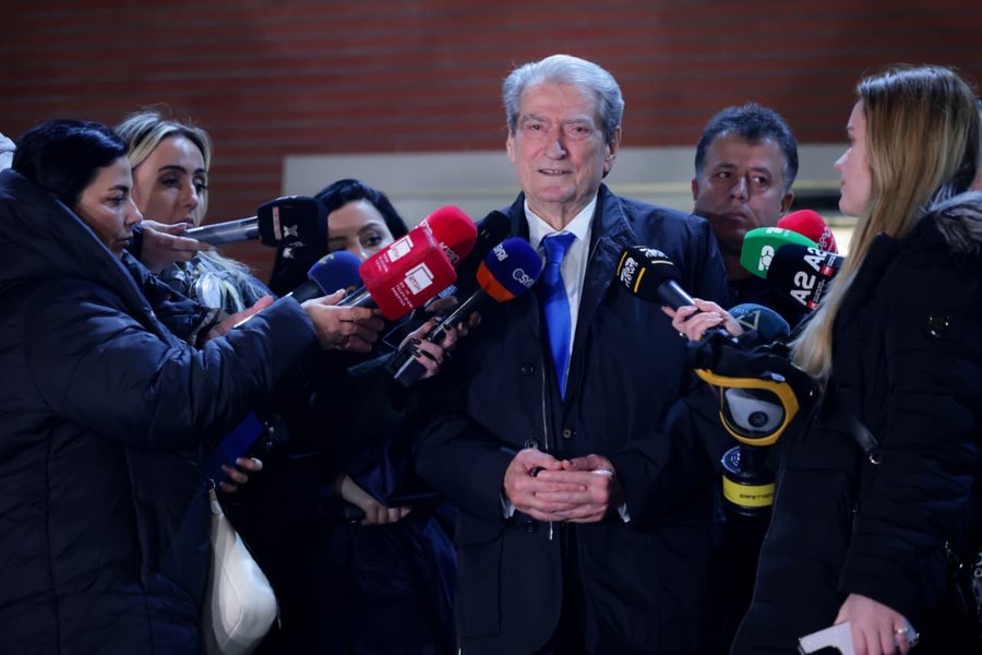 P&euml;rvjetori i rr&euml;zimit t&euml; bustit t&euml; Enver Hoxh&euml;s,