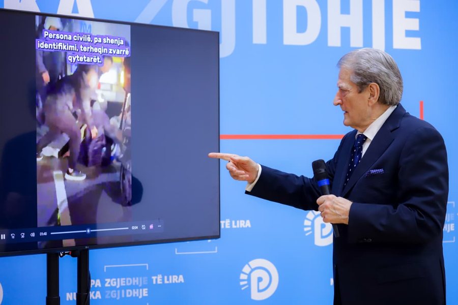 P&euml;rplasjet gjat&euml; protest&euml;s, Berisha: I hidhnin gaz vet&euml;