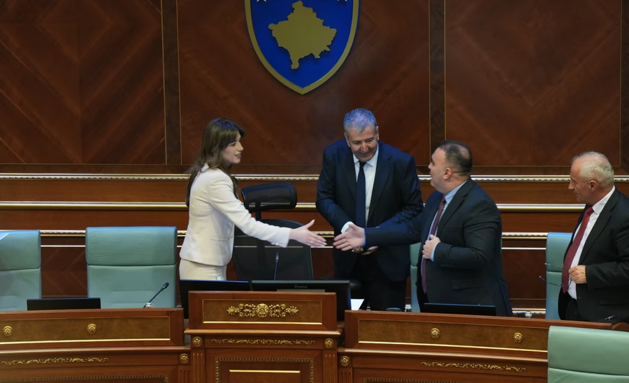 Konstituohet Kuvendi i Kosov&euml;s, Albulena Haxhiu zgjidhet kryeparlamentare