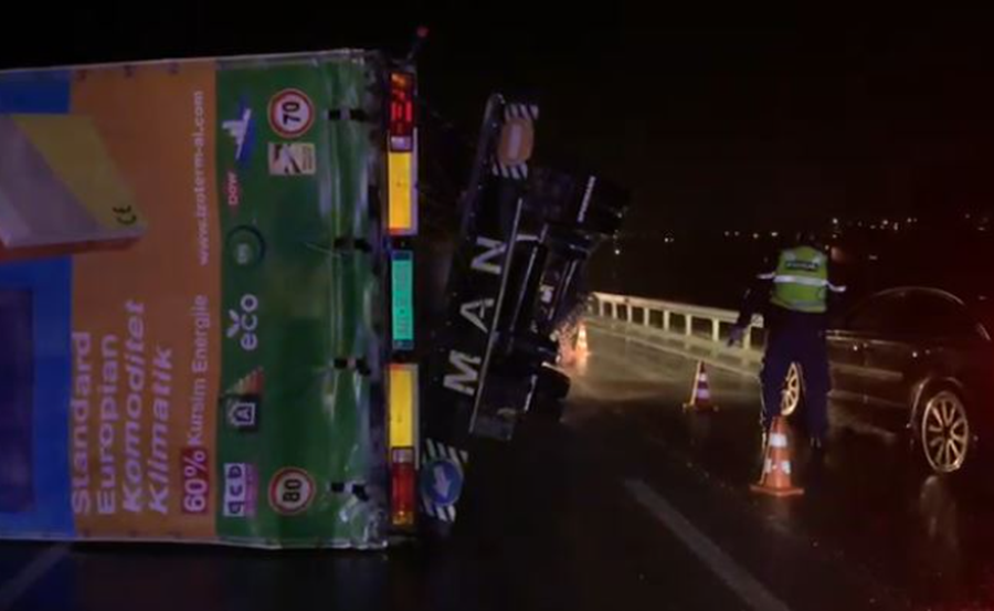 Aksident n&euml; Kor&ccedil;&euml;, rimorkio shk&euml;putet nga kamioni dhe