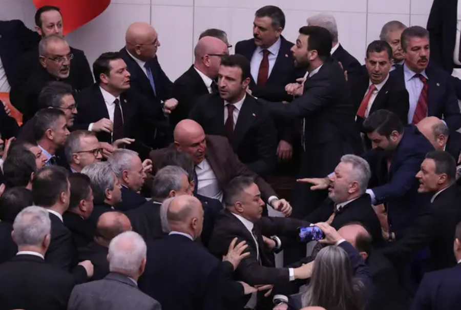 VIDEO/ K&euml;rcet grushti n&euml; parlamentin turk, nj&euml; deputet