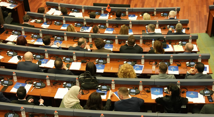 Konstituohet Kuvendi i ri i Kosov&euml;s, Albin Kurti betohet si