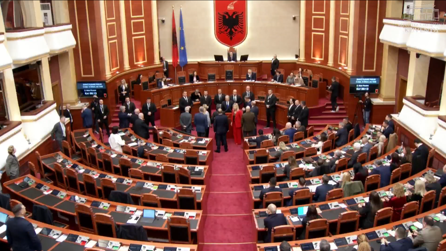 Tension n&euml; Kuvend: Peleshi i fik mikrofonin Berish&euml;s, deputet&euml;t e