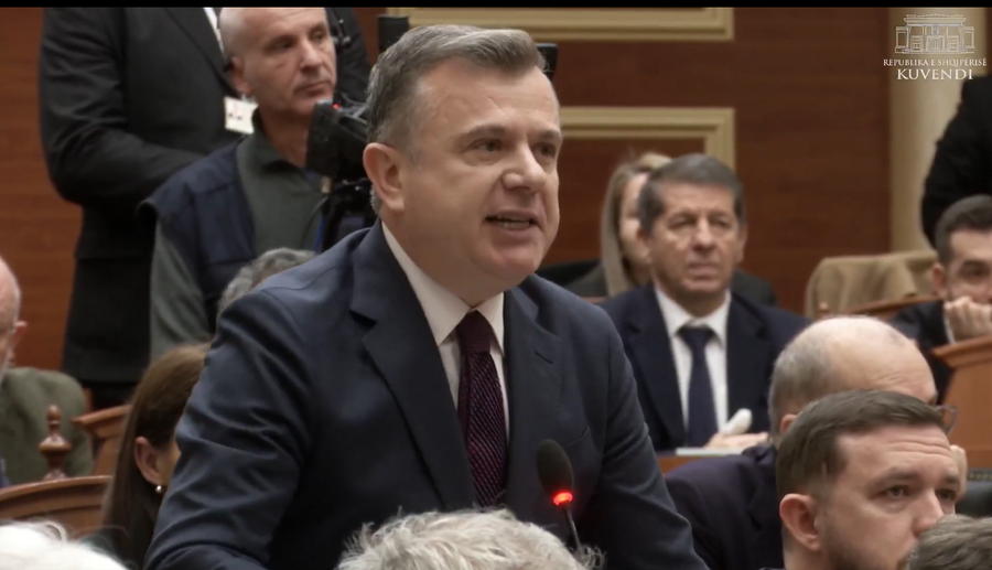 Tension n&euml; Kuvend: Peleshi i fik mikrofonin Berish&euml;s, deputet&euml;t e