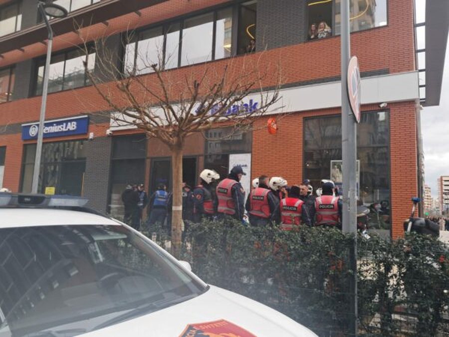 Tentoi t&euml; grabis miliona lek&euml; n&euml;  'Fibank' n&euml;