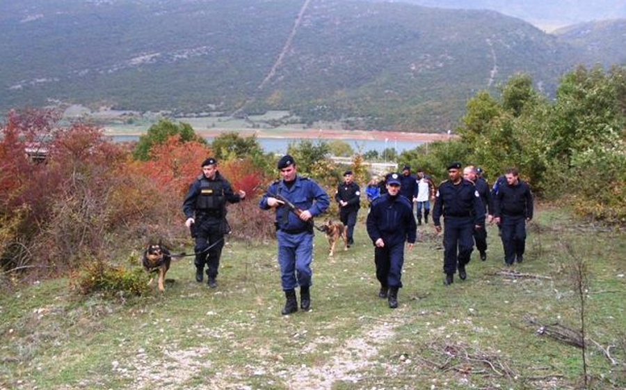 Q&euml;lluan me arm&euml; drejt policis&euml; n&euml; kufirin