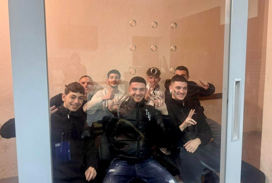 Gjykata i la n&euml; &ldquo;detyrim paraqitje&rdquo;, t&euml; miturit e