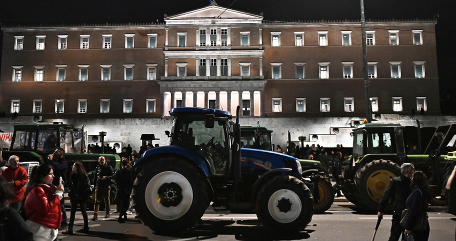 Fermerët “bllokojnë” Athinën me traktorë! Do