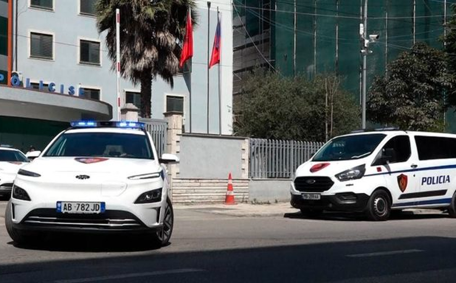 Shokohet Durrësi! Babai kërcënon vajzën me th*kë,