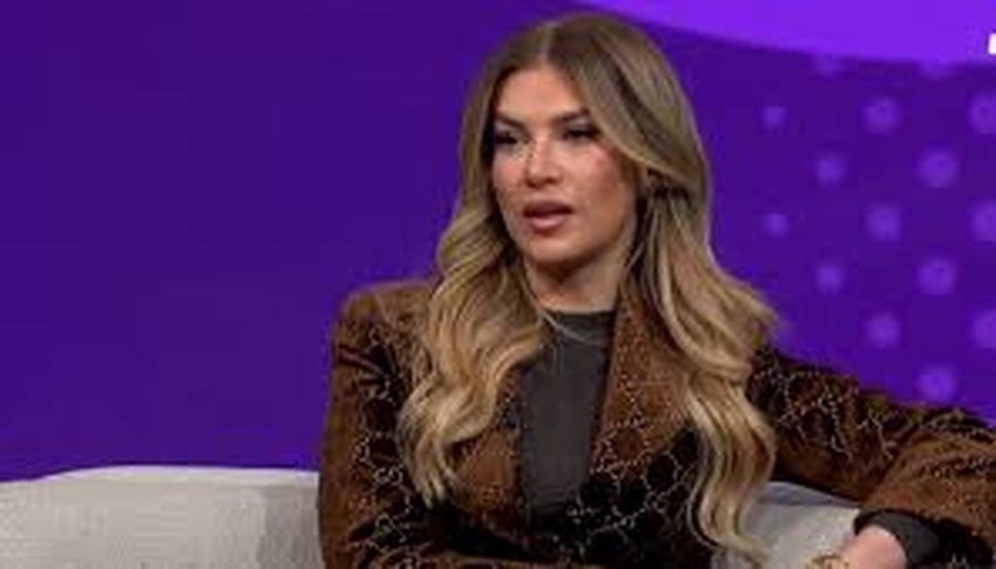 Leonora Jakupi zbulon detaje p&euml;r lidhjen e saj 15-vje&ccedil;are: