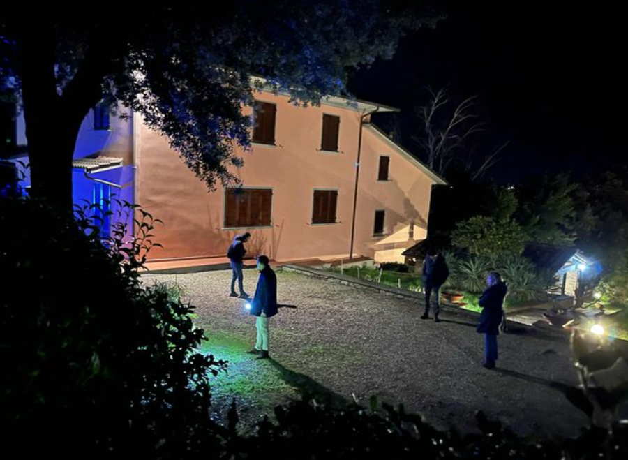 U plagos tek gardhi metalik nd&euml;rsa largohej nga banesa q&euml; kishte