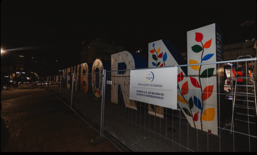 “Kosova e burgosur”, NEWBORN rrethohet me kangjella hekuri si burgu