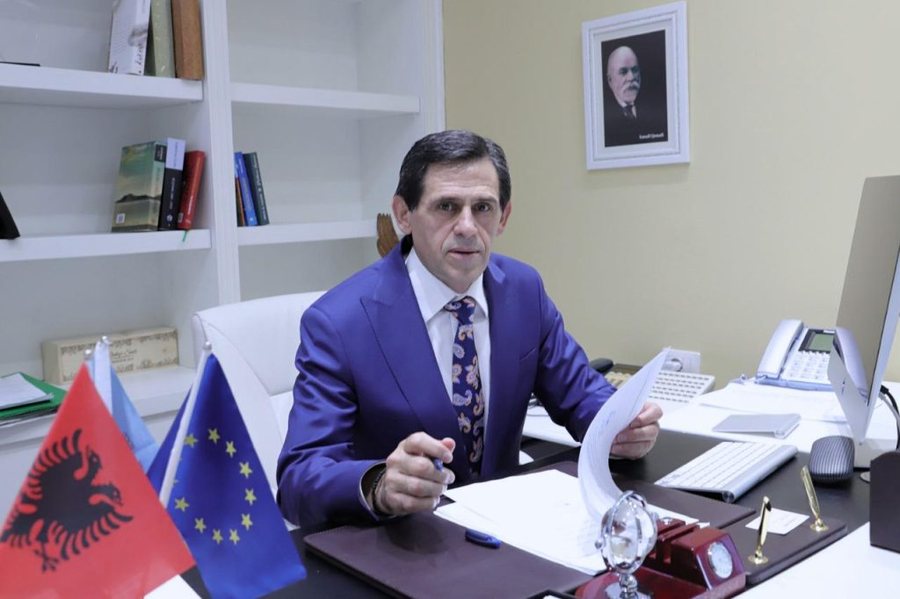 Rakip Suli kthehet "YouTuber": Bashkia e Kamz&euml;s hap tender