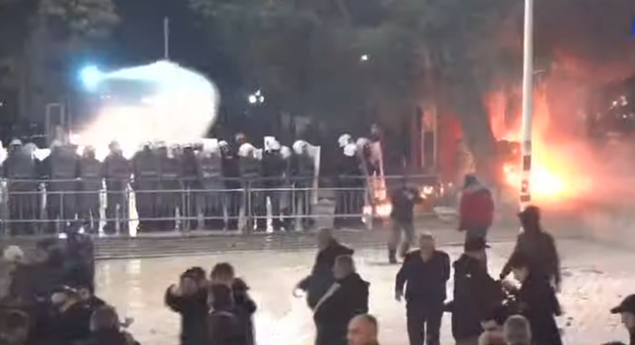 Përplasje tek Kuvendi, protestuesit hedhin molotovë, policia