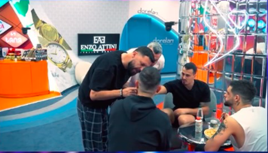 Fikje mikrofonash, kërcënime e prekje fizike, të gjithë