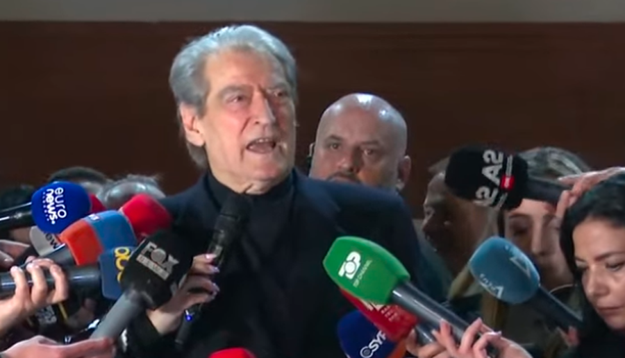 PD ndryshon taktik&euml;, proteston duke marshuar me molotov&euml;