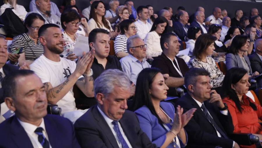 Nga Stresi e tenori i njohur, tek pasardh&euml;sit e Azem Hajdarit e Bujar