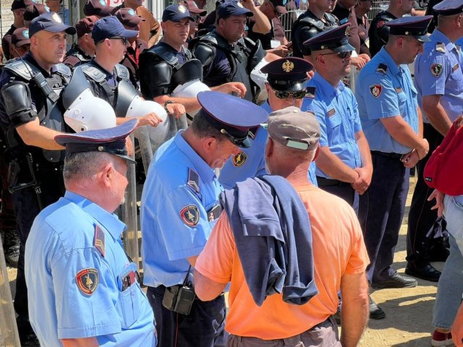 P&euml;rplasjet n&euml; Zv&euml;rnec gjat&euml; protest&euml;s kund&euml;r