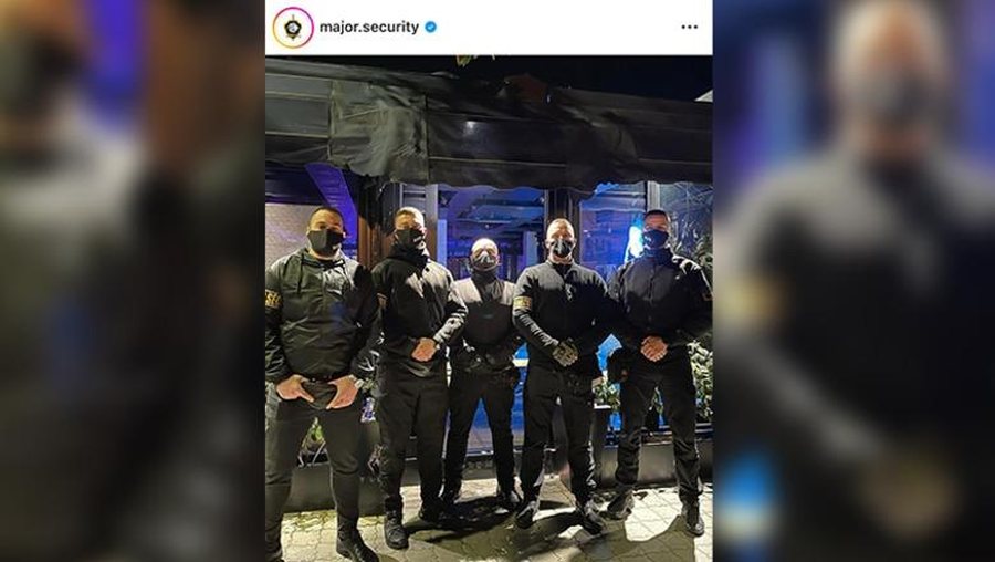 FOTO/ Dhunuan dhe grushtuan qytetarin duke e marr&euml; zvarr&euml; brenda