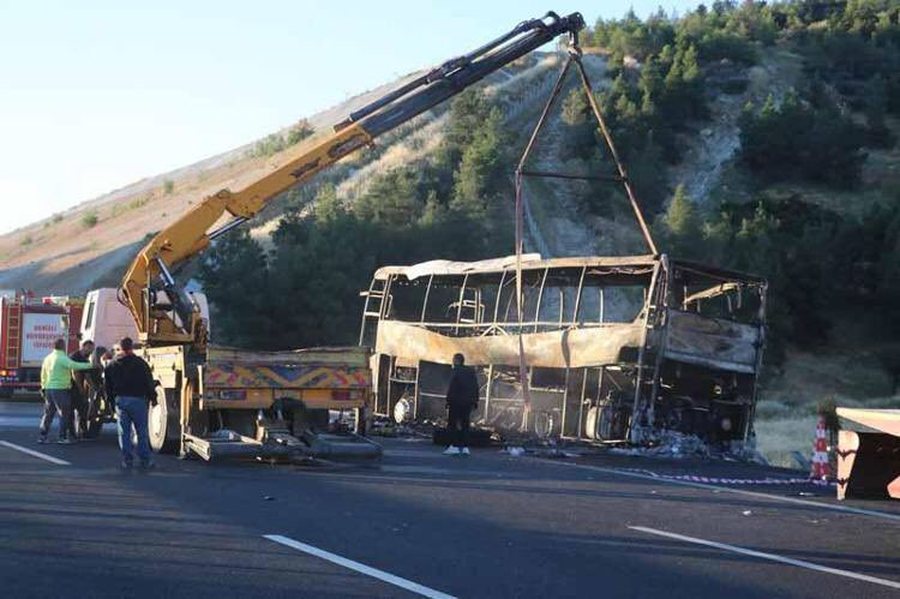 Aksident tragjik n&euml; Turqi: Autobusi p&euml;rplaset dhe p&euml;rfshihet nga