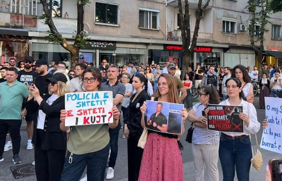 “Shqipëria nuk shitet” – qytetarët marshojnë